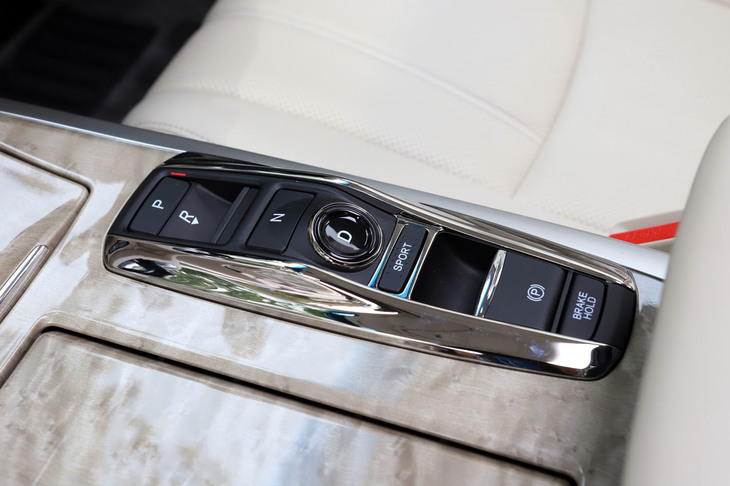 センターコンソールには、ボタン式のシフトセレクターや電動パーキングブレーキのスイッチが一列に並ぶ。