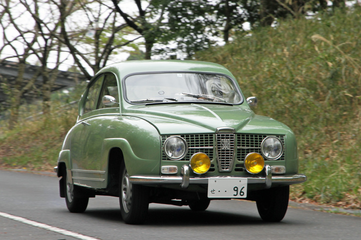 1965年「サーブ96モンテカルロ」。水冷2ストローク3気筒841ccで前輪を駆動、名手エリック・カールソンらのドライブで、モンテカルロラリーなどで大活躍したモデル。