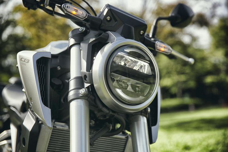 ヘッドランプをはじめ、「CB125R」の灯火類はすべてLED式になっている。