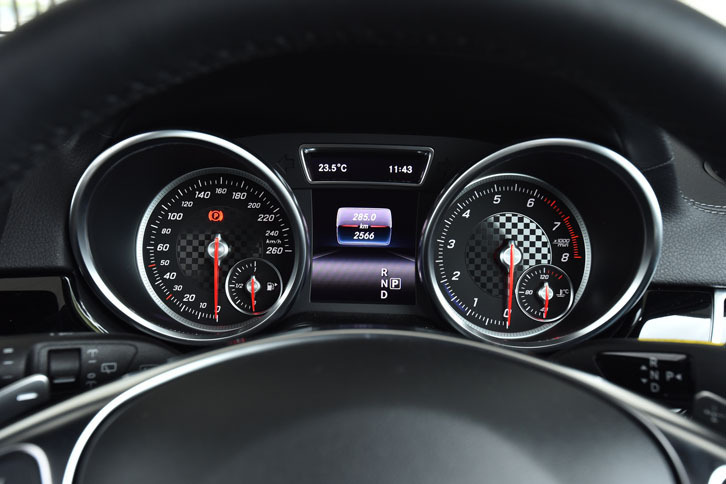 スピードメーター（左）には260km/hまで刻まれる。タコメーター（右）のレッドゾーンは6300rpmから。