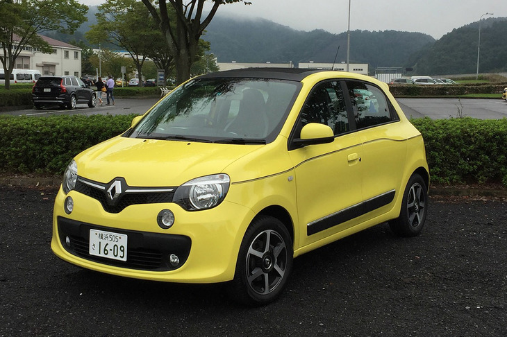 次の足グルマとして「本当は何に乗りたいのか」と自分のココロに問う。するとEVじゃないしADASも付いてないけれど、一番欲しいのは「ルノー・トゥインゴ」だということに気づいた。写真は過去に試乗した時のもの。