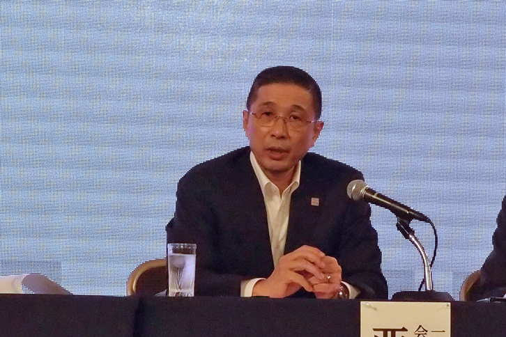 報道陣との質疑応答に臨む、日本自動車工業会会長の西川廣人（さいかわ ひろと）氏。東京モーターショーについては、「来場者数や出展者数といった数字上の規模ではなく、展示の質を上げることでイベントのイメージを向上させたい」という考えを示した。