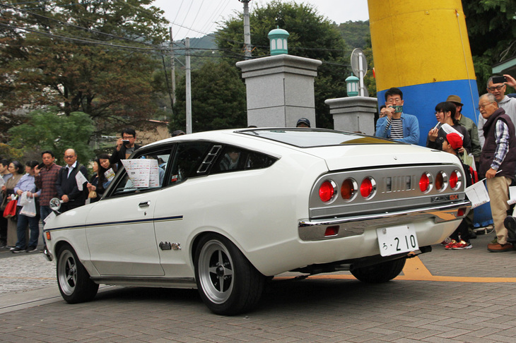 1974年「ダットサン・サニー エクセレント1400クーペGX」。3代目B210サニーの、L14エンジンを積んだ上級シリーズであるエクセレントのクーペ（KPB210）。3連テールランプがロケットの噴射口のように見えることから、“ロケットサニー”と通称される。