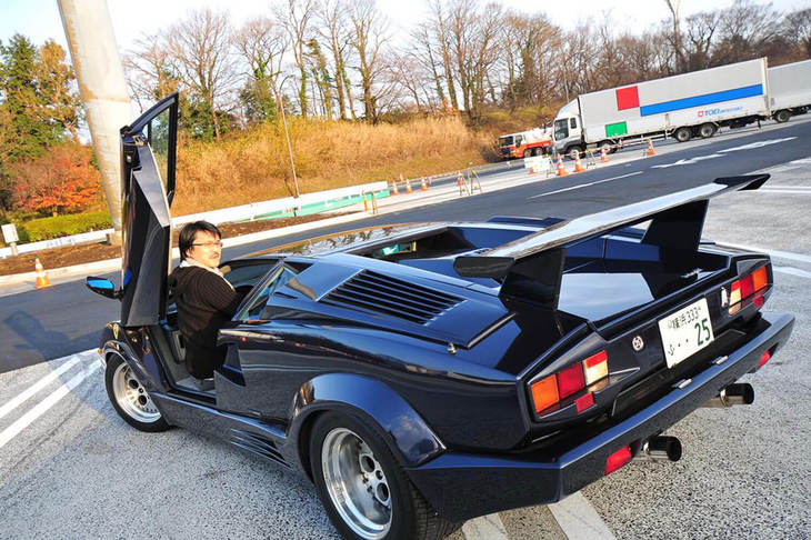 サービスエリアでカウンタック・リバースを練習中の筆者。（写真＝池之平昌信）