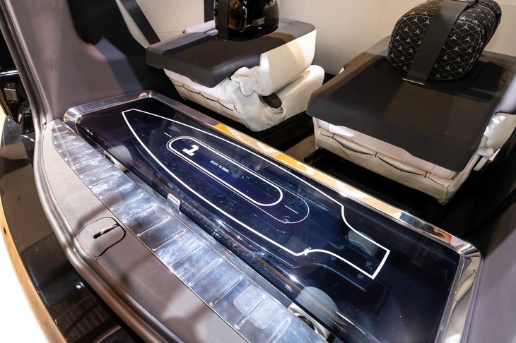 メルセデス・ベンツ・コンセプトEQT（ラゲッジスペースに格納される電動スケートボード）