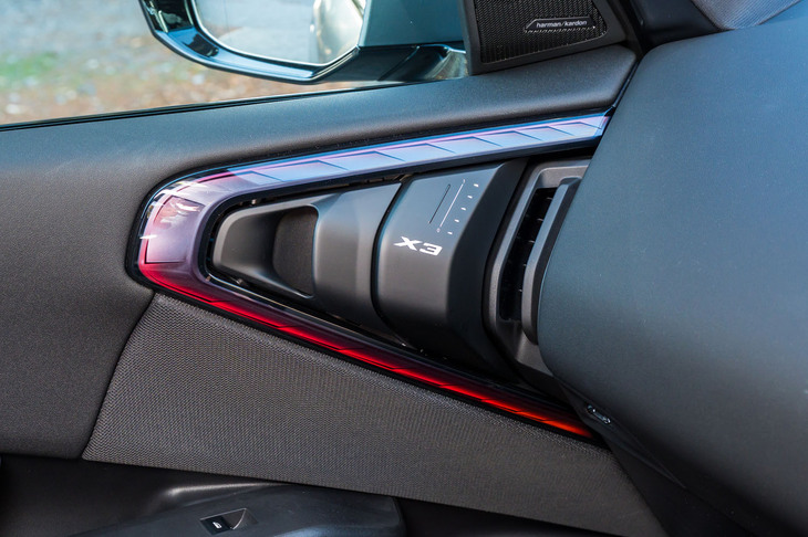 ダッシュボードに対する脈絡なぞお構いなしに取り付けられた、ドアトリムのイルミネーション。もちろんこの分断っぷりも、デザイナーの意図によるものだ。（写真：向後一宏）