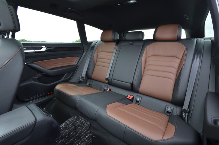 今回の試乗車のインテリアは、チタンブラック＆フローレンスブラウンのナッパレザーで仕立てられていた。後席の背もたれには、60：40の分割可倒機構とスキーホールが備わる。