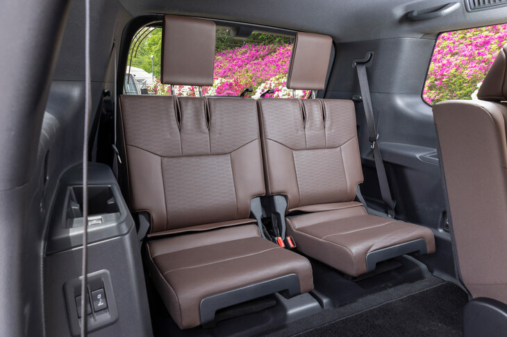 3列目シートは2列目とのタンデムディスタンスを「ランドクルーザー プラド」（150系）から66mm広げるなどして、居住性を改善。5：5分割のリクライニング／タンブル機構付きで、「ZX」では電動式の格納・展開機能も装備される。
