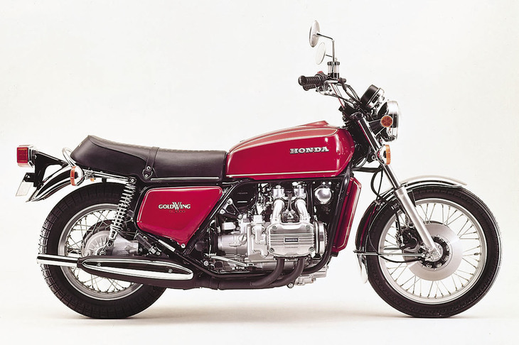こちらは50年前の1975年に誕生した、初代「ゴールドウイング」こと「GL1000」。名車の誉れ高い「CB750 FOUR」を超える高速ツアラーとして開発され、排気量1000ccの水平対向4気筒エンジンが与えられた。
