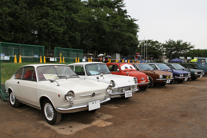 埼玉自動車大学校の所有車両。左端の「栃5」のシングルナンバー付きの「フィアット850クーペ」、左から4台目の「ホンダ145クーペ」などは、かなり貴重。