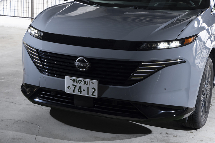 フロントマスクは日産の既存の国内ラインナップのどれとも似ていないニヒルな感じ。ヘッドランプの下にある横しまのデイタイムランニングライトでかろうじて日産車だと判別できる。