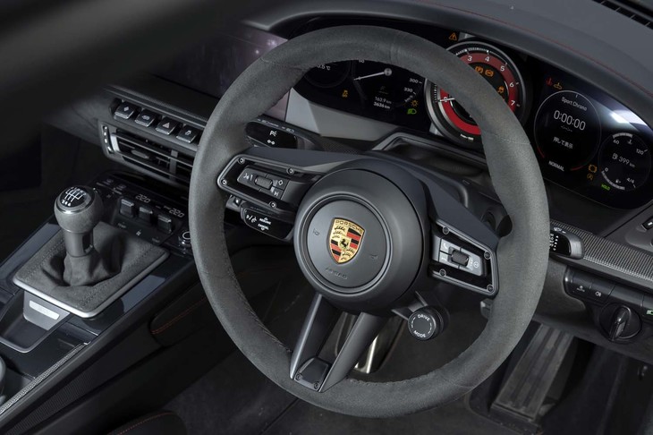 ハンドル位置は左右が選択可能。中央の斜め下方には、ドライブモードのセレクターやクルーズコントロールのスイッチがレイアウトされている。