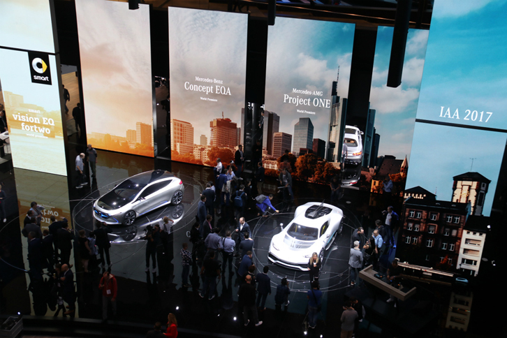 メルセデス・ベンツのブース。例年通り、1909年にまで歴史をさかのぼる最も古い「フェストハッレ」パビリオンの3フロアすべてを占有し、ディスプレイを繰り広げた。