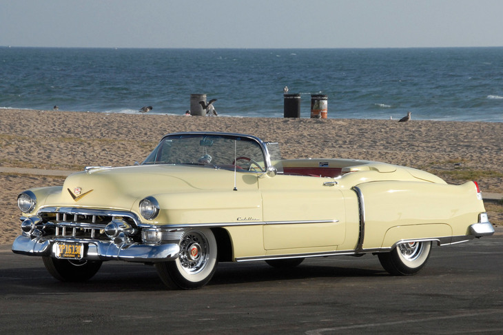 1950年代に黄金期を迎えたアメリカ車。カーオーディオやオートマチックトランスミッションなど、先進的な装備も積極的に取り入れられた。写真は1953年製「キャデラック・エルドラド」。