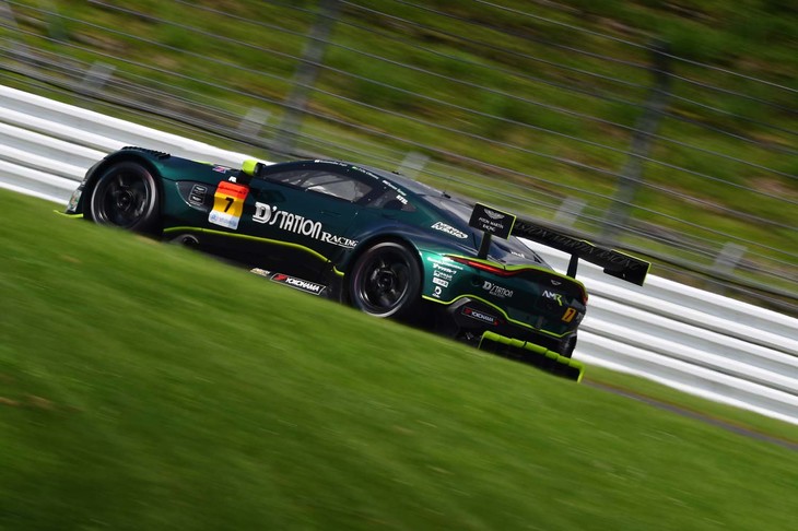 D'station Racingは、SUPER GTとスーパー耐久にヴァンテージGT3で参戦している。スーパー耐久では第1戦鈴鹿大会で1位、第2戦SUGO大会で3位、第4戦オートポリス大会で2位という結果を残している。