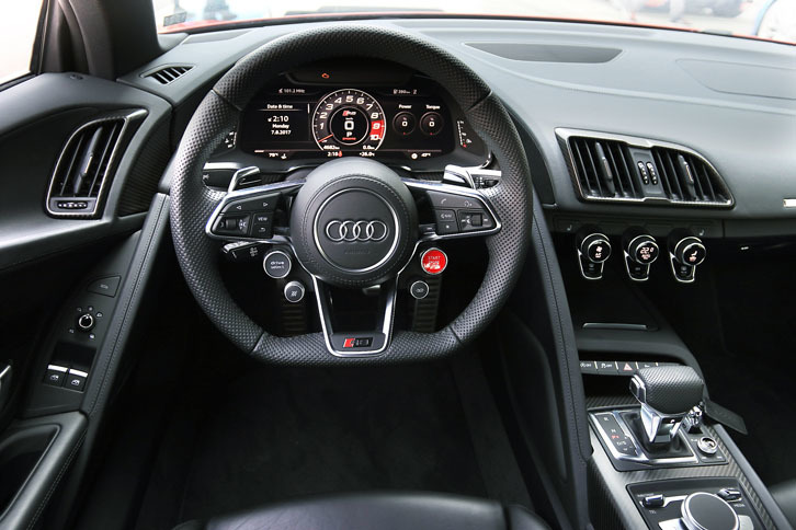 ブラックでまとめられたスパルタンなコックピット。ステアリングホイールには4つのサテライトスイッチ（丸い別体スイッチ）が用意される。