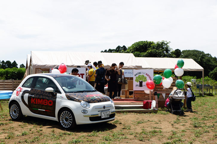 会場では、バリスタの中川直也さんがいれた本格エスプレッソコーヒーが振る舞われた。コーヒーは、ナポリを代表するコーヒーメーカー「KIMBO」のものだ。
			 