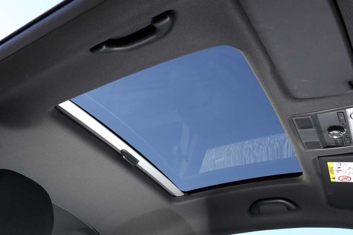 前席の頭上に広がる電動パノラマスライディングルーフ。15万1200円のオプションとして用意される。