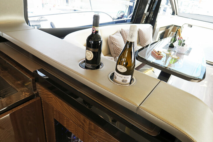 レクサスLY650（キャビン）