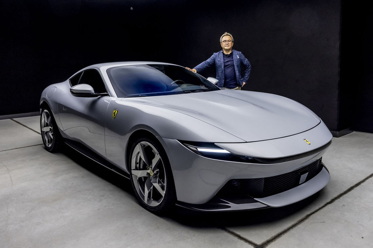 フェラーリの新型車「アマルフィ」と筆者。走りは「ローマ」とはまるで違うと紹介される一台だけに、今から試乗する日が楽しみだ。