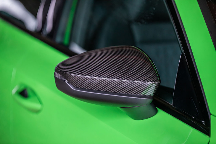 試乗車に備わっていた「エクステリアミラーハウジング カーボン」や「ブラックAudi rings＆ブラックスタイルパッケージ」は有償のオプションアイテム。前者が12万円で、後者が8万円となる。