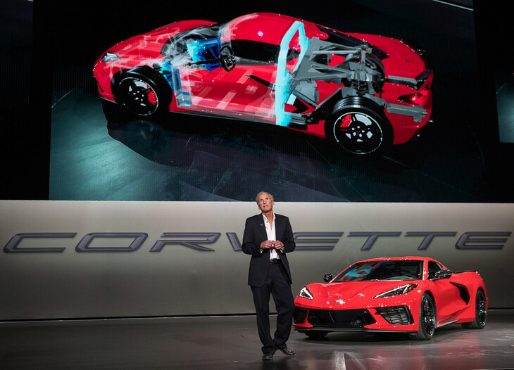 2019年7月の発表会にて、「C8」のMRプラットフォームについて説明するエグゼクティブチーフエンジニアのタッジ・ジェクター氏。販売台数が見込めるからこそ、GMは多大なリソースを投入できたのだ。