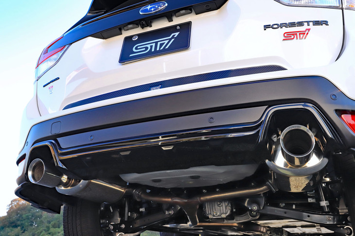 「レヴォーグ」や「フォレスター」に搭載される1.8リッターターボエンジンのエキゾーストマニホールドは、実は往年のスバル車と同じく不等長。STIのマフラーは、その独特の“ドコドコサウンド”をより楽しませてくれるアイテムとして、予想外の人気を博しているのだ。