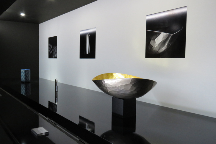 手前から、玉川堂による鎚起銅器の「魂銅器（こどうき）」、資生堂とのコラボレーションによるフレグランス「SOUL of MOTION」（魂動）、金城一国斎作の卵殻彫漆箱「白糸（しらいと）」。