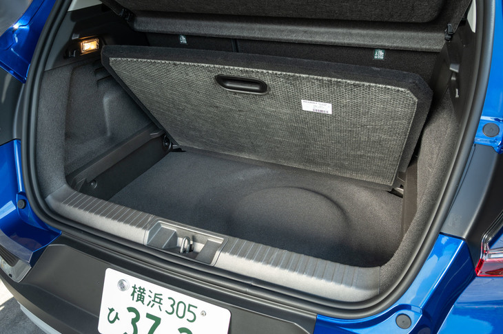 荷室容量は440リッターと、純ガソリン車の536リッターより縮小。床下に走行用バッテリーなどを搭載するためだ。