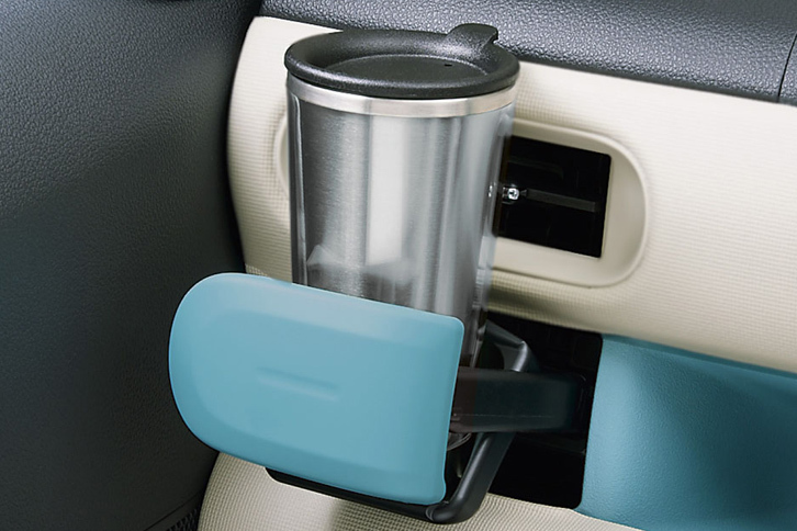 助手席のカップホルダーはワンプッシュでオートオープン。使わない時も、スマートに格納できる。