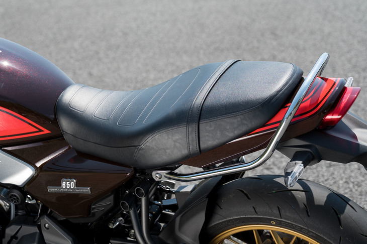 シートは座り心地がよくホールド性に優れているものの、シッティングポジションが決められてしまうので、もう少し自由に動きたいと思うことも。