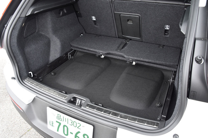 荷室のトノカバーは、使用しない場合は取り外して床下に収納できる。