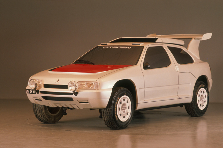 1990年代に「三菱パジェロ」のライバルとなった「シトロエンZXラリーレイド」。プジョー・シトロエン勢は、当初はポルシェと同じく“グループB下がり”の競技車両を投入。後にバギー然とした専用の競技車両を開発し、ダカールに送り込んだ。