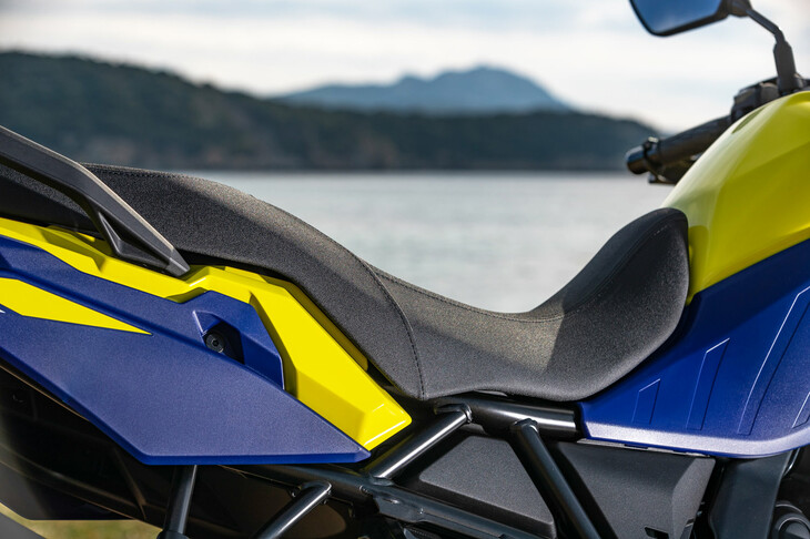 シートについては、ロングツーリングでも疲れないよう形状や硬さを吟味。オプションで用意されるローシートとハイシートも、おのおのの特性に合わせてウレタンフォームを使い分けるなど、こだわりが込められている。