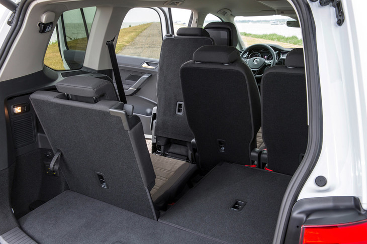 荷室の使い勝手のよさも「ゴルフトゥーラン」の特徴。3列目シート、2列目シートともにフラットに床下格納できるほか、長尺物を積む際には助手席の背もたれも倒すことができる。