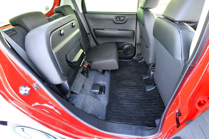 50：50分割式の後席は、座面のチップアップが可能。例えばベビーカーや、ホームセンターで購入した大きな荷物も容易に積める。