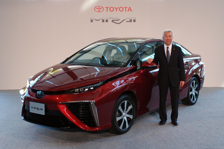 2014年11月に発表された「トヨタ・ミライ」。価格は723万6000円で、エコカー減税やCEV補助金を考慮すると、購入者の実質的な負担は500万円程度だったという。