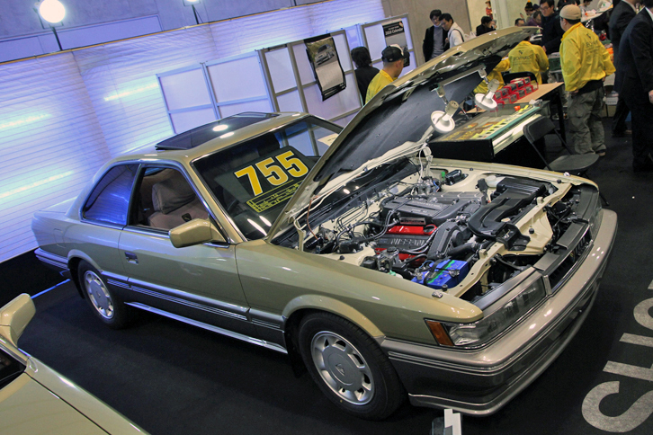 1986年「日産レパード・アルティマ」。型式名F31こと2代目レパードの初期型の最高級グレードである。内外装セミレストア済み、エンジンオーバーホール済みで、プライスは新車価格の2倍近い755万円。2代目レパード専門店であるカーショップフレンドのブースにて。