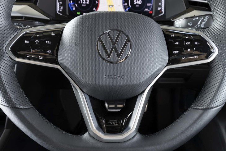 ステアリングの左右スポーク部にはタッチ式のスイッチ類が並ぶ。