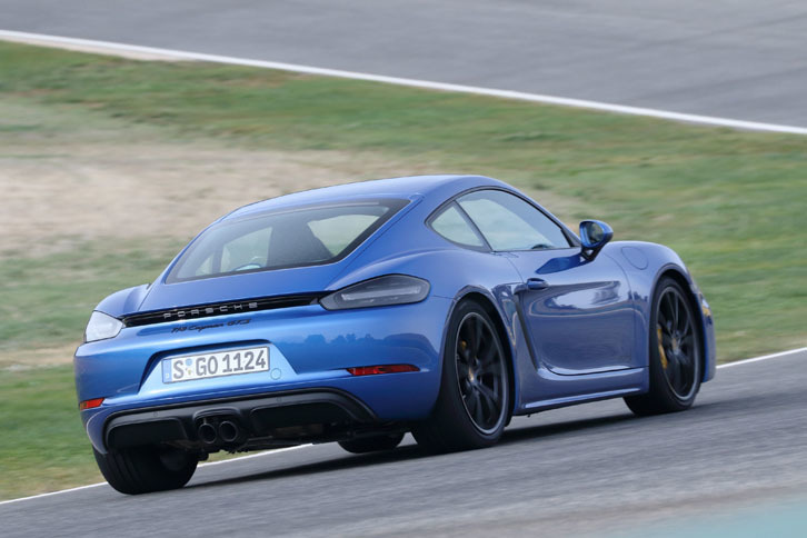 サーキットを駆け抜ける「718ケイマンGTS」。エンジンのインテークダクトやターボチャージャーの改良により、最高出力は「718ケイマンS」比で15psアップしている。