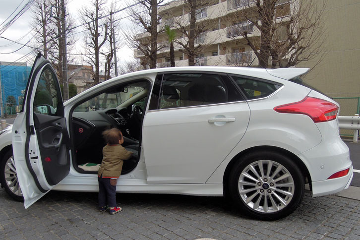 自宅マンションの車寄せにて。助手席の横に立っているのが2歳の息子です。
