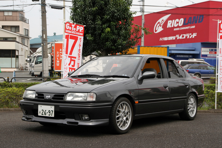 1993年「プリメーラ2.0 Tm Lセレクション」。オーナーの好みでヘッドライトとテールライトを英国仕様に替えるなどマニアックなモディファイが施されている。アルミホイールはボルボ用とか。