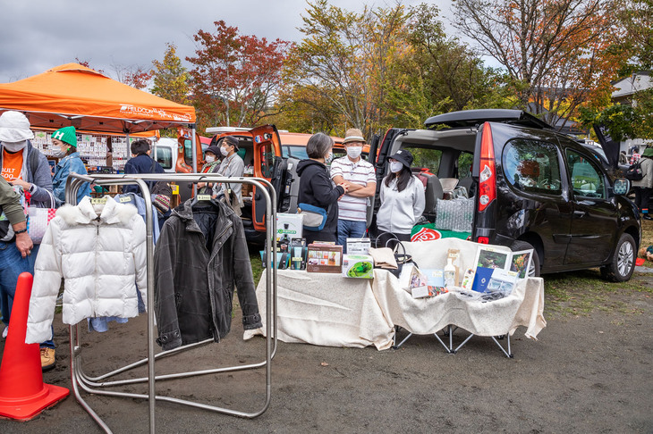 毎回フリーマーケットエリアは、掘り出し物や手づくりのオリジナルグッズを求める参加者でにぎわう。
