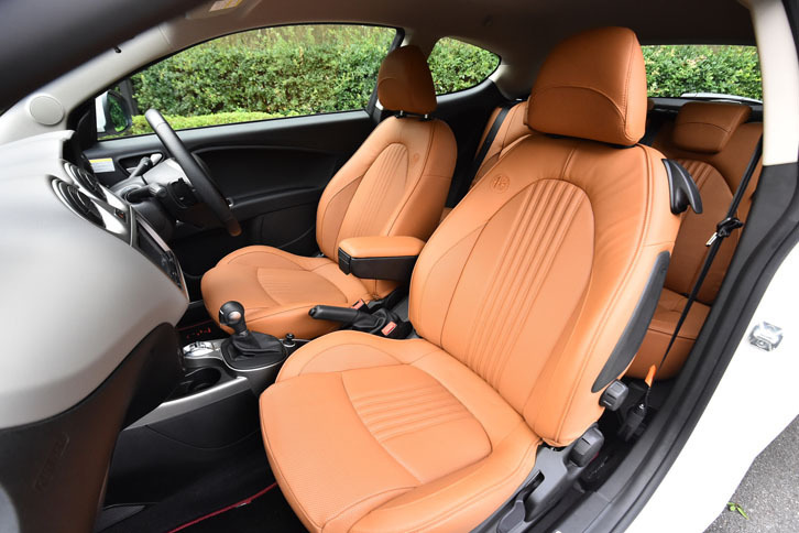 フラウのレザーシートはBセグメントカーらしからぬ立派なもの。シートカラーは「ナチュラル」のほか、「ブラック」と「レッド」が設定される。