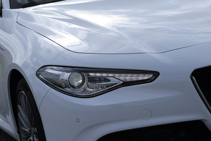 コーナリングランプやLED式のデイタイムランニングライトなどが組み合わされたヘッドランプ。バイキセノン式で、オートライト機能が搭載されている。