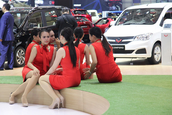 一般公開のちょっと前。ステージモデルの皆さんが楽しそうに話し込んでいました。よく見ると、みなさん髪型も統一なんですね。