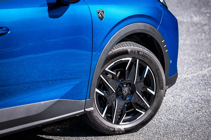 長野・北アルプス南部に位置する槍ヶ岳から命名されたという19インチホイール「YARI」は、新型「3008」の全モデルに標準装備とされるアイテム。今回の試乗車は、225/55R19 サイズの「ミシュランeプライマシー」タイヤを組み合わせていた。