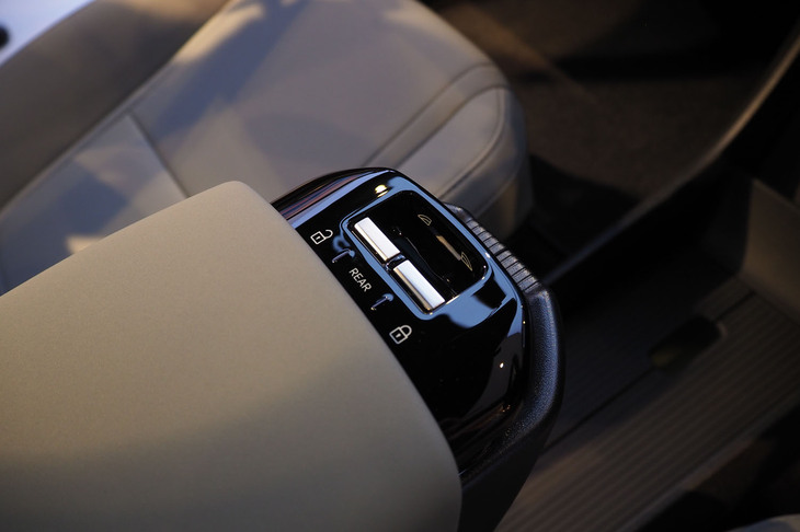 ボルボEX30クロスカントリー（用品装着車のパワーウィンドウスイッチ）