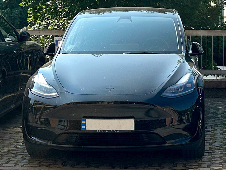 ウクライナのナンバーを提げたクルマもときおり見かける。仮にキーウが起点だとすると、シエナまで片道2147kmの道のりだ。