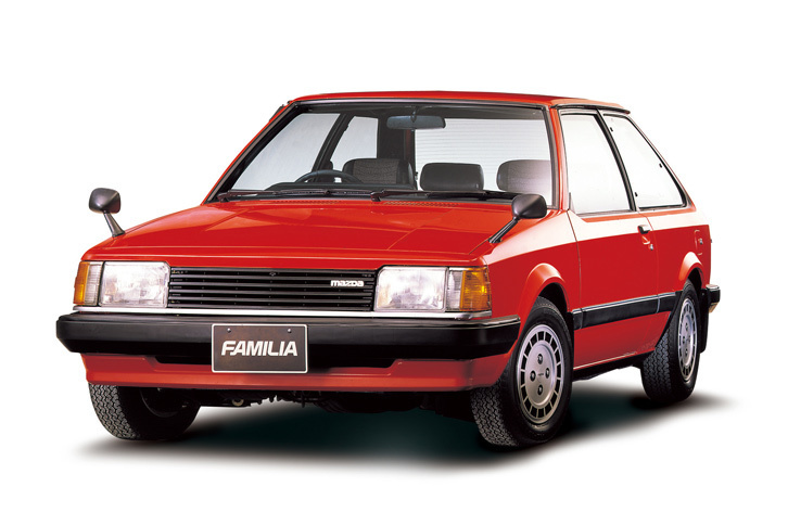 1980年に登場した5代目「マツダ・ファミリアハッチバック」。第1回日本カー・オブ・ザ・イヤーに選出された同車は、四角張ったハッチバックのボディーに、エンジン横置きのFF駆動レイアウトなど、「フォルクスワーゲン・ゴルフ」の影響が各所に見受けられた。